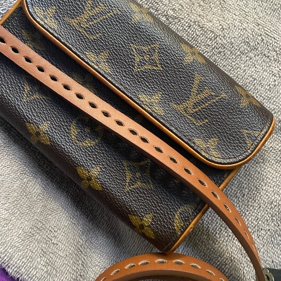 Louis Vuitton Pochette Florentine - Picture 7 of 9